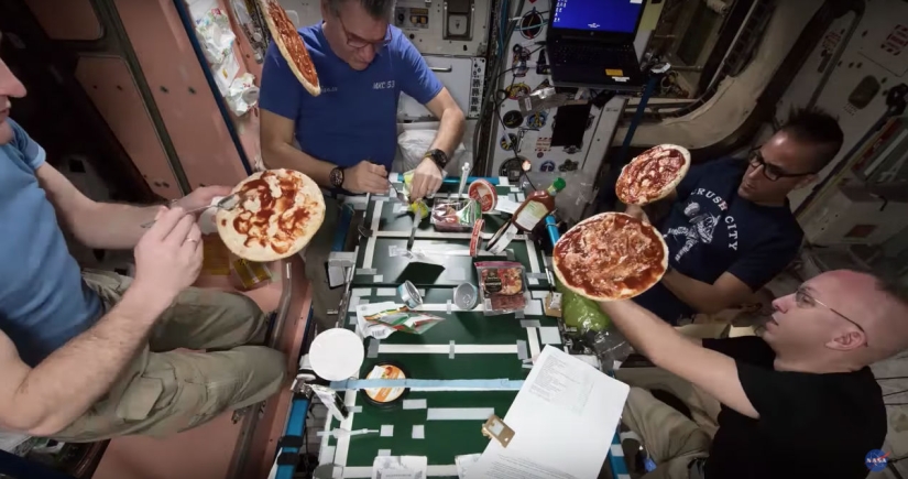 "Unexpectedly delicious": ISS astronauts cooked pizza in space
