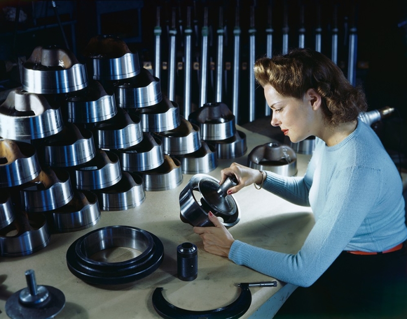 Unique photos of the 1940s in color codes.