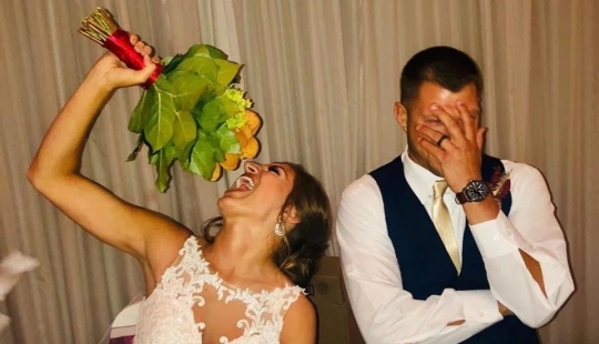 Until fast food separates us: the bride received a wedding bouquet of nuggets and ate it with appetite