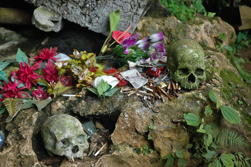 Unusual funeral rituals in Indonesia