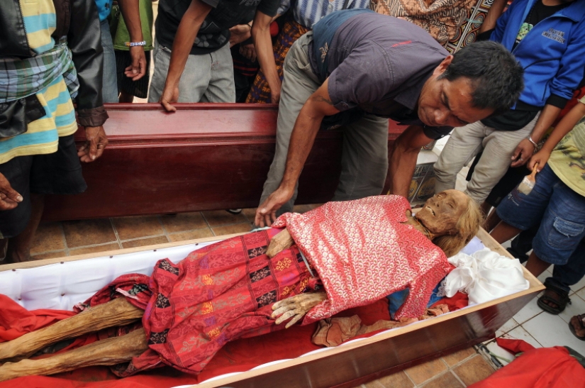 Unusual funeral rituals in Indonesia