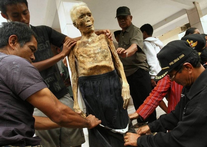 Unusual funeral rituals in Indonesia