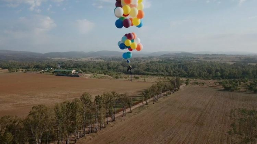 Up! The Briton flew 25 kilometers on balloons