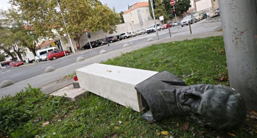 Vandal knocked over a monument to a Croatian anti-fascist: karma overtook instantly