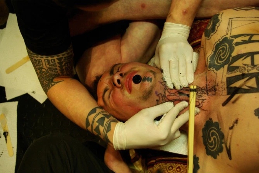 Víctima de la autoexpresión: un adicto a los tatuajes se cortó los dedos para obtener una imagen impresionante