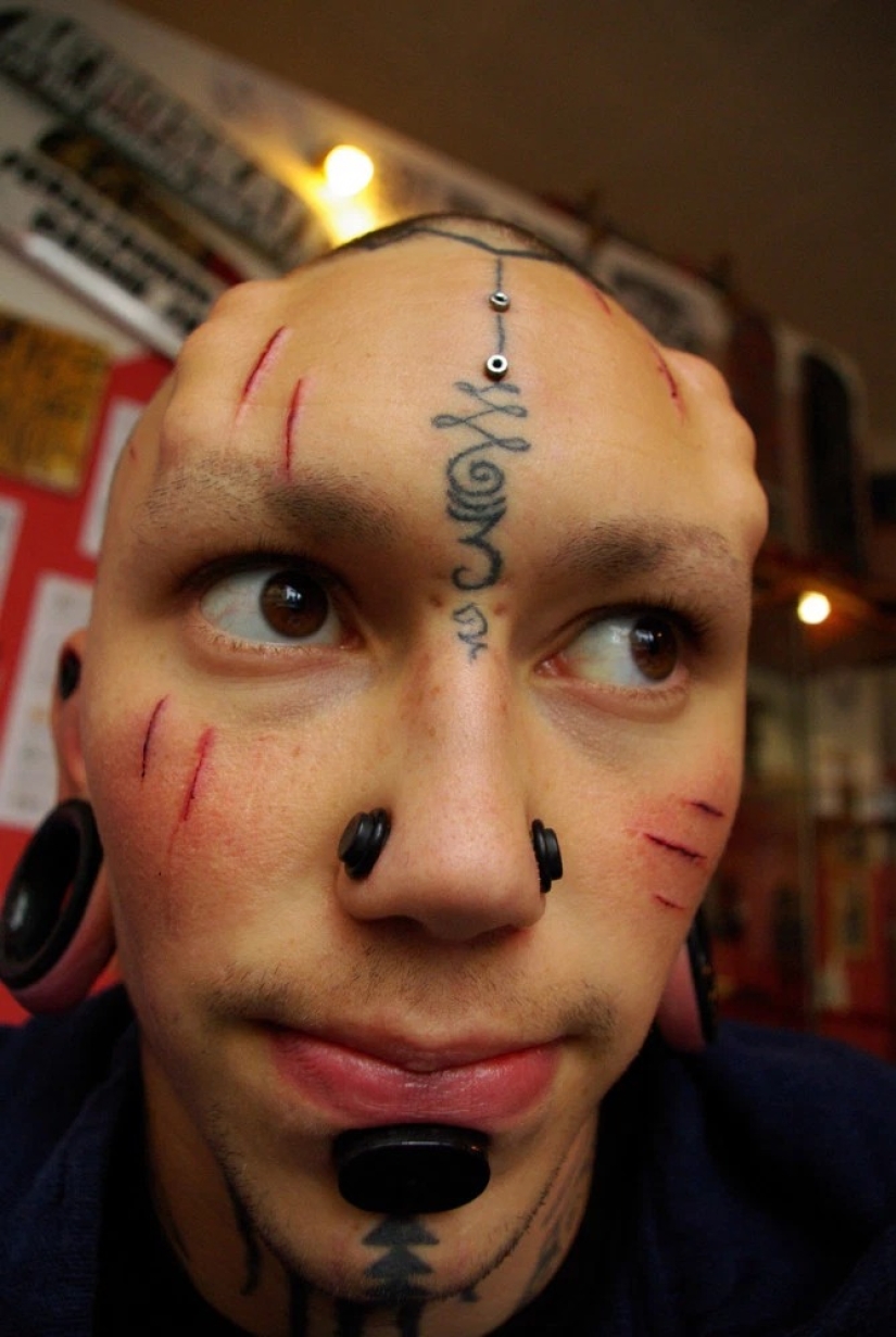 Víctima de la autoexpresión: un adicto a los tatuajes se cortó los dedos para obtener una imagen impresionante