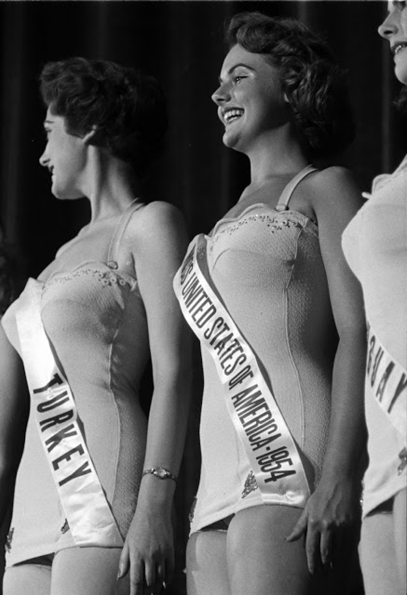 Ver los participantes en el concurso de "Miss universo" 50 años