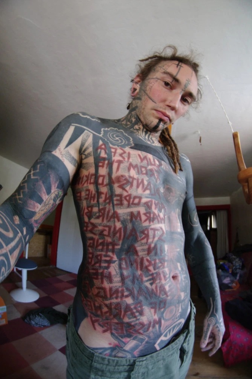 Victim of self-expression: Tattoo-addicted guy cut off his fingers for an impressive image
