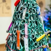 Vilnius airport made a Christmas tree from items confiscated from passengers