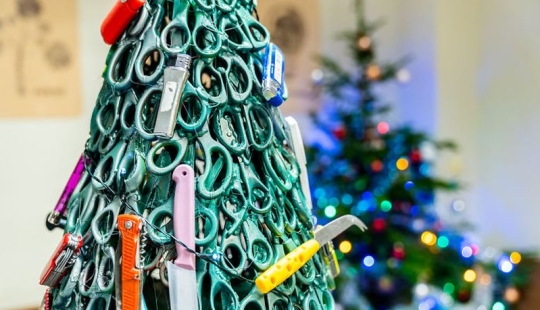 Vilnius airport made a Christmas tree from items confiscated from passengers
