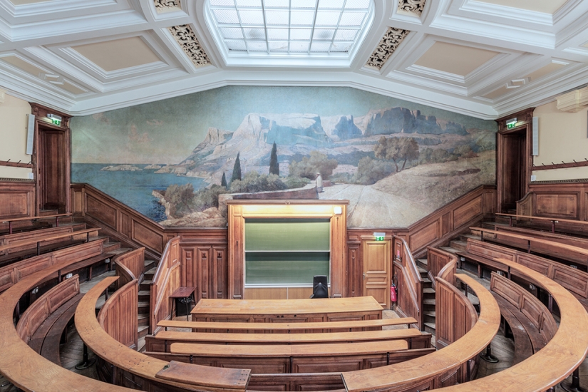 "Voltaire, did you stick gum on?": in what conditions do the Sorbonne cleaners work