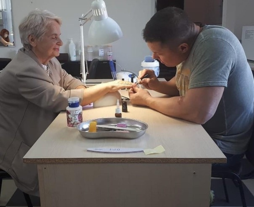 "We are signing up for special training!" A former special forces soldier from Krasnodar became a manicure master