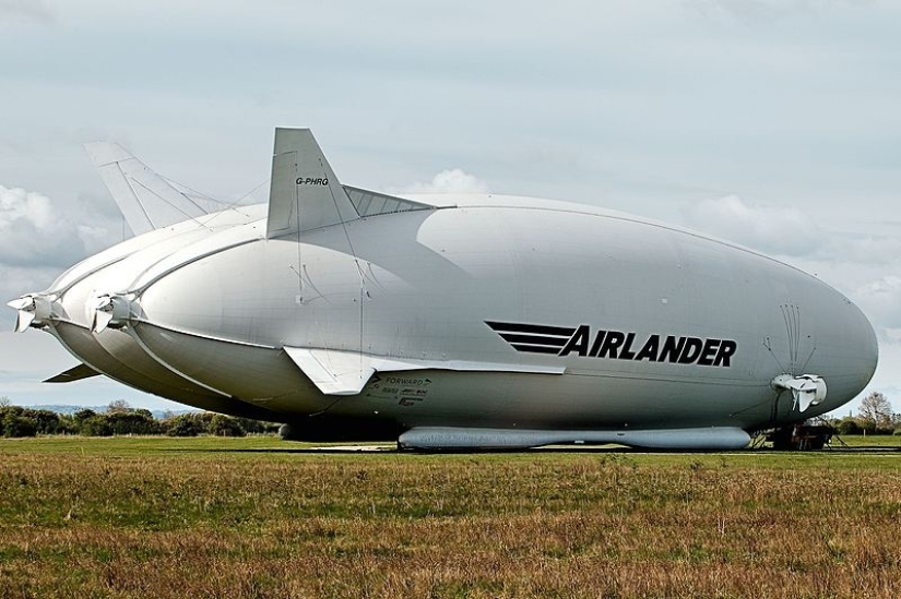 Well-forgotten old: Spaniards replace airliners with airships