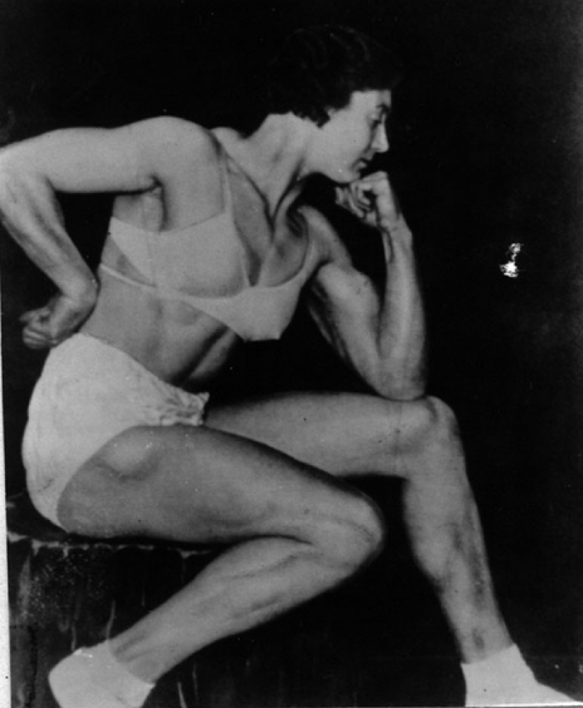 What did the first female bodybuilders of the early XX century look like