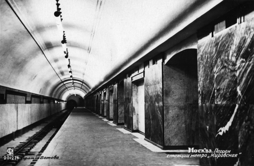 What did the first stations of the Moscow metro look like in the year of their opening