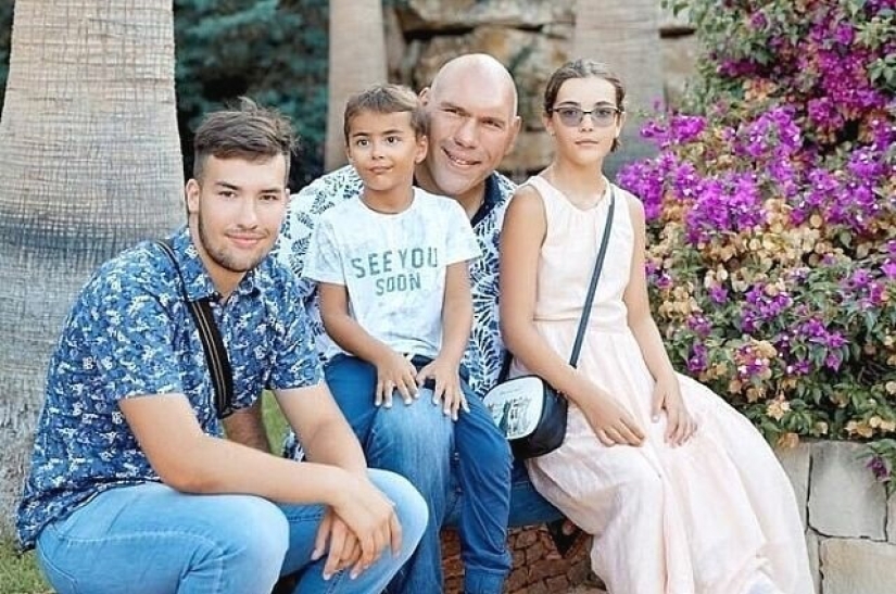 What do the wife and children of the politician and boxer Nikolai Valuev look like