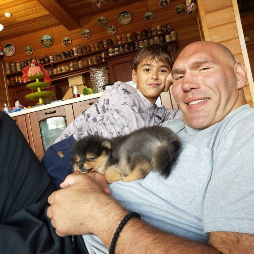 What do the wife and children of the politician and boxer Nikolai Valuev look like