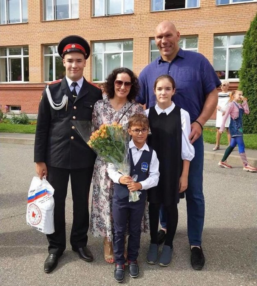 What do the wife and children of the politician and boxer Nikolai Valuev look like