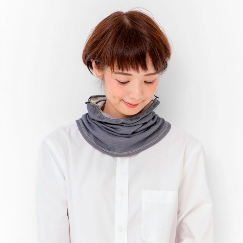 What does a Japanese snood mask look like, a fashionable alternative to a medical mask