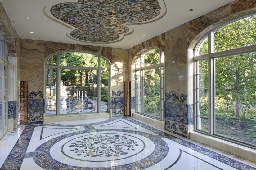What does the house of a billionaire who emigrated from the USSR look like, worth $ 85 million