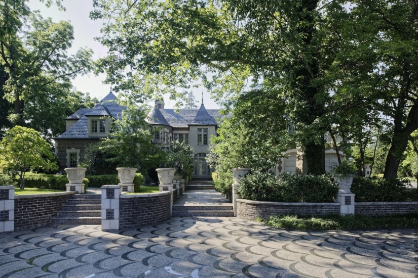 What does the house of a billionaire who emigrated from the USSR look like, worth $ 85 million