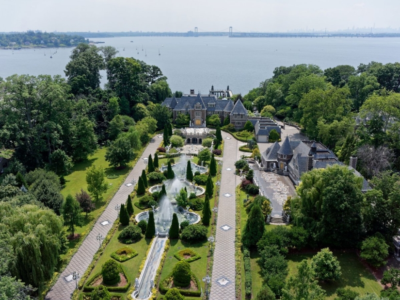 What does the house of a billionaire who emigrated from the USSR look like, worth $ 85 million