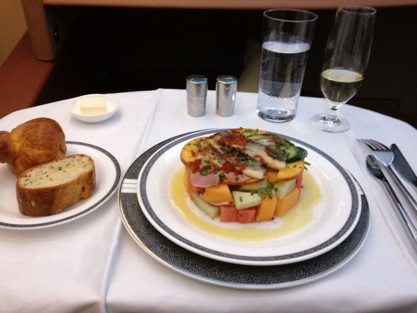 What food looks like on board an airplane in 15 airlines
