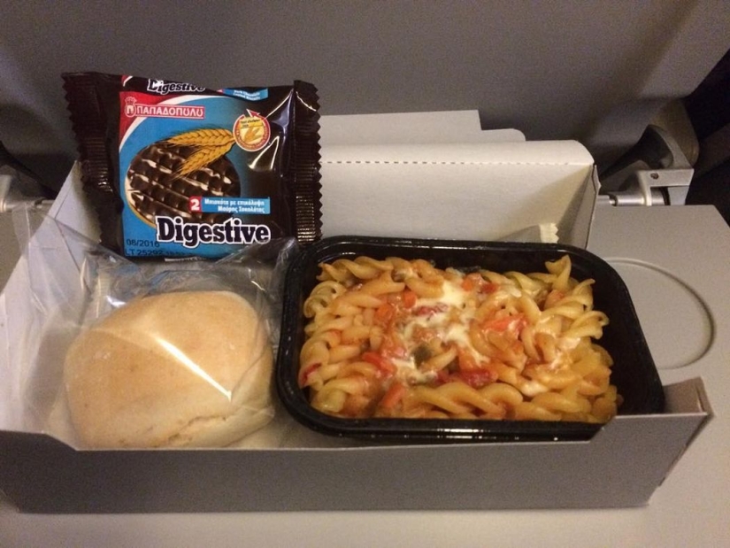 What food looks like on board an airplane in 15 airlines