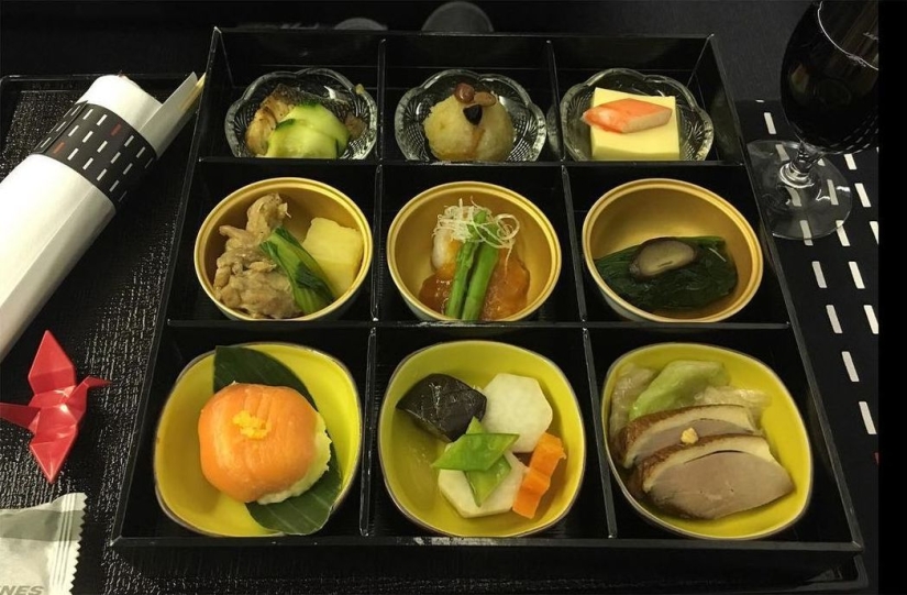 What food looks like on board an airplane in 15 airlines