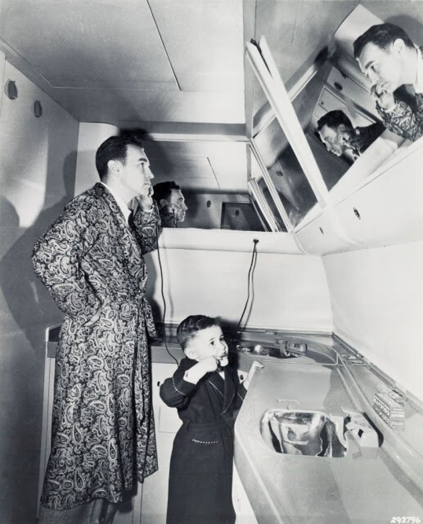 What the Boeing 377 Stratocruiser, the largest passenger plane in the world, looked like