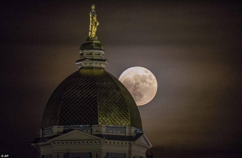 What the supermoon looked like in the USA, Spain, the UK and Myanmar