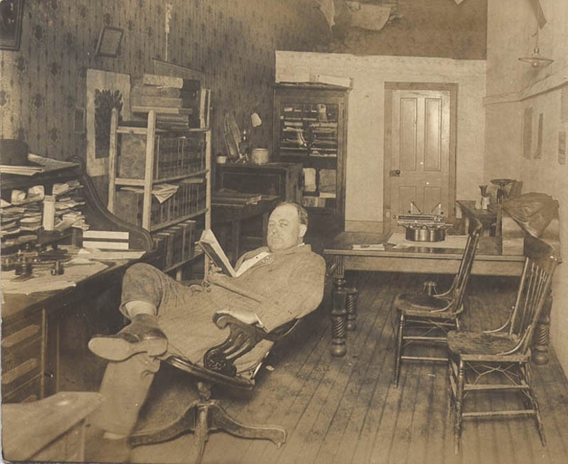 What were the offices like a hundred years ago