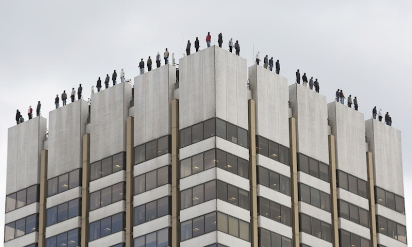 Why are there statues of 84 men on the roof of a London skyscraper