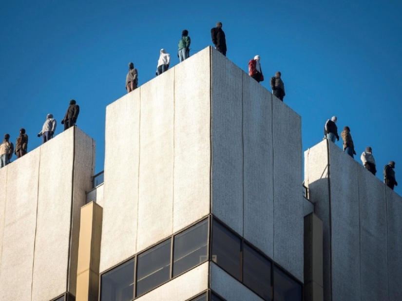Why are there statues of 84 men on the roof of a London skyscraper