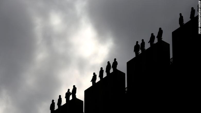 Why are there statues of 84 men on the roof of a London skyscraper