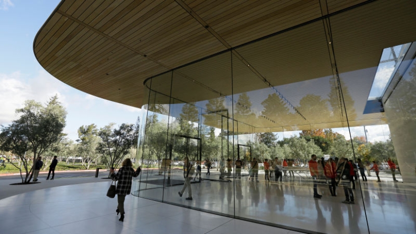 Why employees of the new Apple headquarters break their foreheads at work