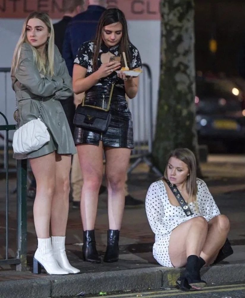 Wild fun in the middle of a storm: Brits are burning out in pubs and clubs, despite the terrible weather