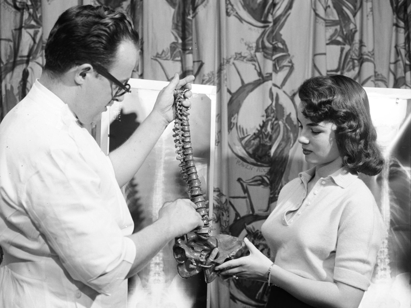X-ray, la plomada y pesos: cómo elegir la "Señorita postura correcta" en los años 50
