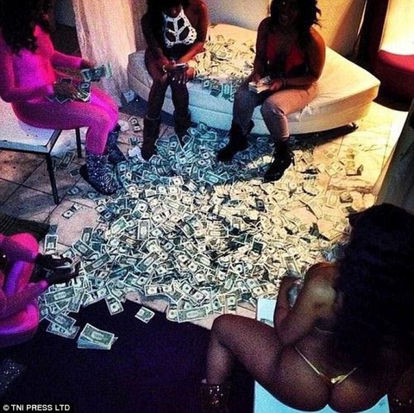 "Y por qué fue necesario estudiar en la universidad" : la red está perpleja por las fotos de strippers bañándose en dinero
