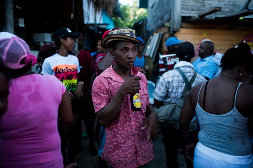 You give me a hairstyle, and I'll give you fish for lunch: how a thousand people get along on an island the size of a football field