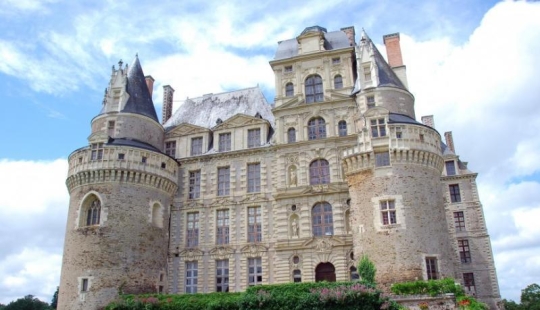 10 Mystical Haunted Castles