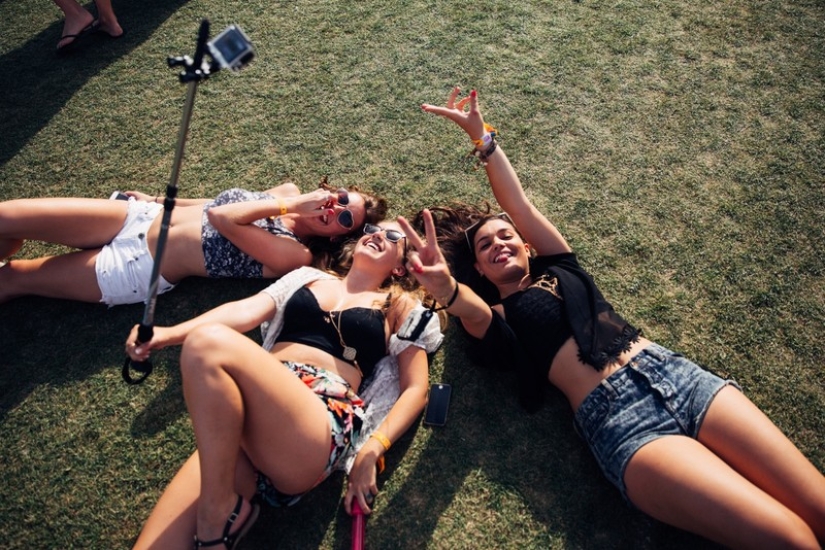 10 places in the world where it is forbidden to use selfie sticks and take selfies