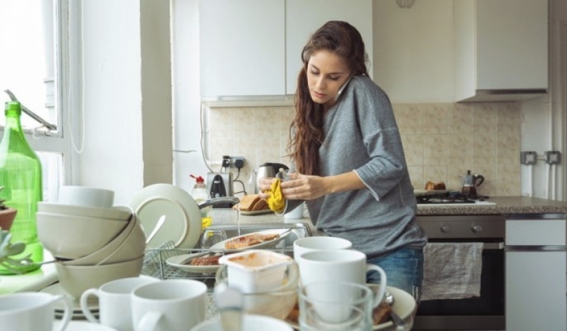 10 signs of a bad hostess that give her away with her head
