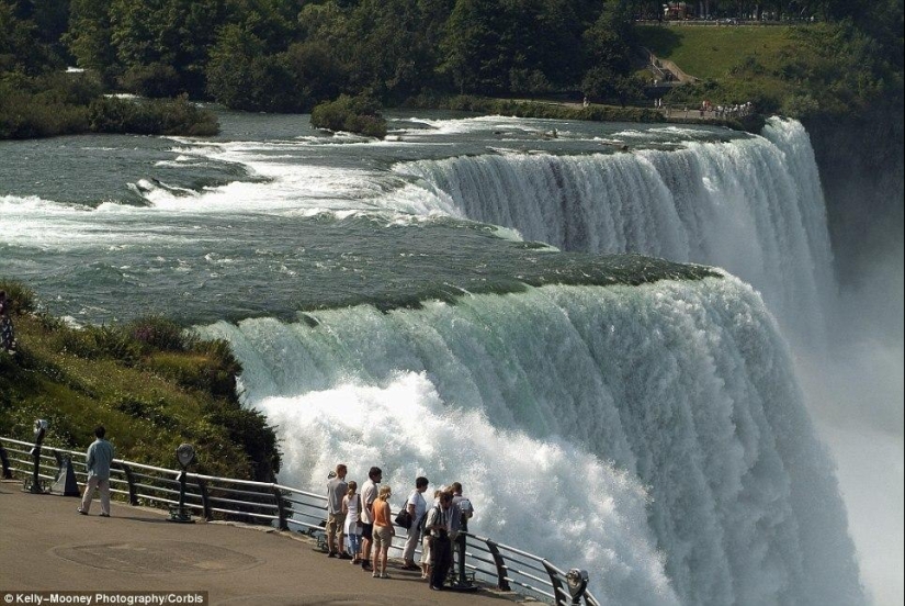 10 stunning photos of frozen Niagara Falls