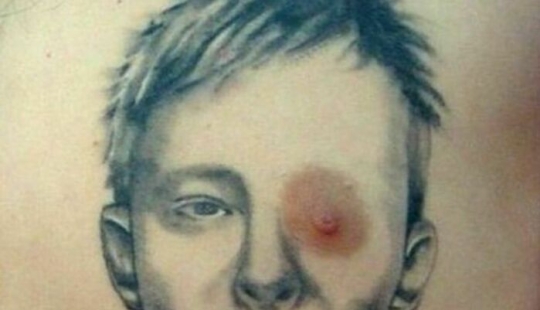 10 tatuajes hilarantemente incómodos que enseñaron valiosas lecciones de tinta