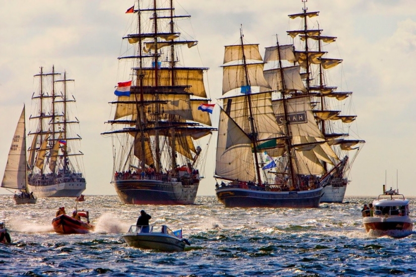 11 fotos del desfile de barcos en Ámsterdam, del que querrás comprarte un barco e ir al mar