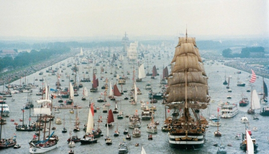 11 fotos del desfile de barcos en Ámsterdam, del que querrás comprarte un barco e ir al mar