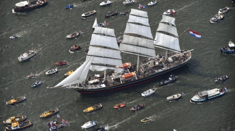 11 photos of the parade of ships in Amsterdam, from which you will want to buy yourself a boat and go to sea