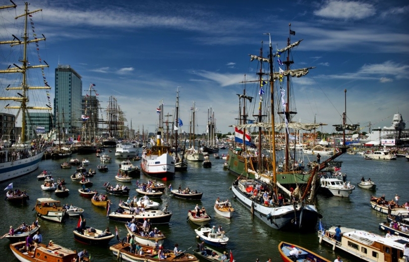11 photos of the parade of ships in Amsterdam, from which you will want to buy yourself a boat and go to sea