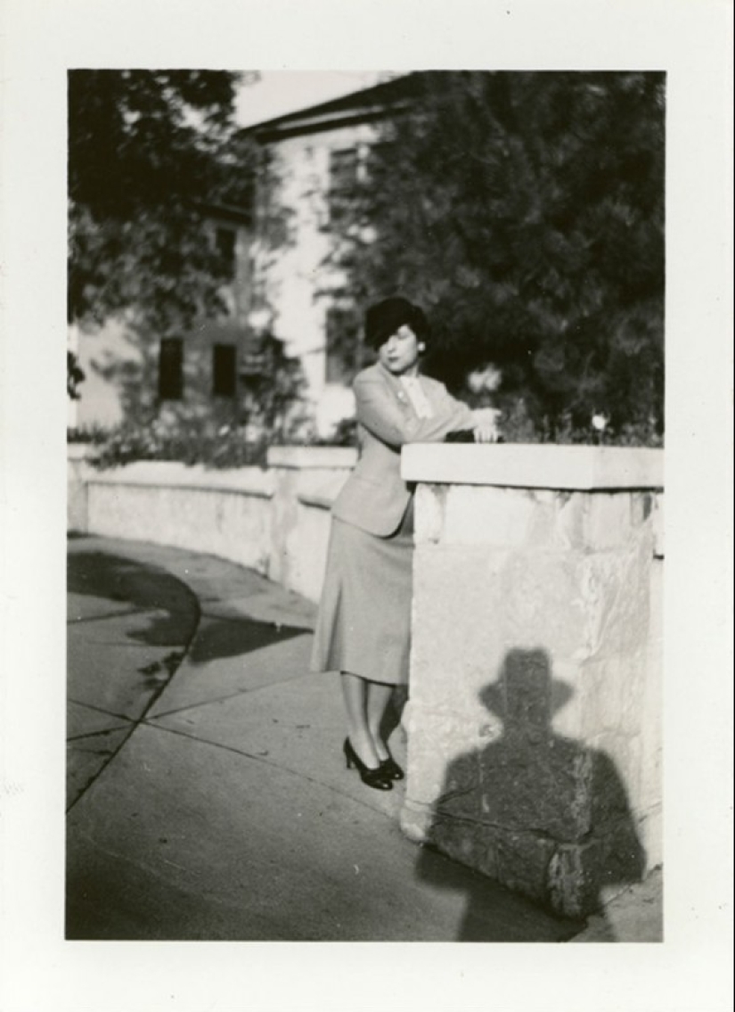 13 fotos vintage en las que las personas son perseguidas por la sombra de una persona desconocida en un sombrero